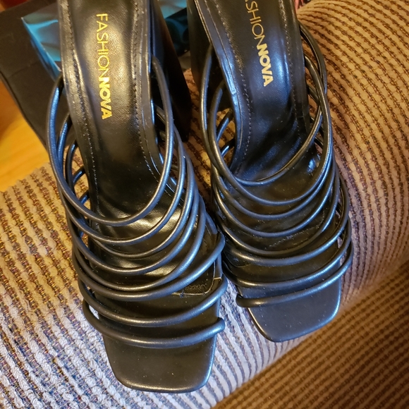 Size 7.5 heels - Picture 4 of 4